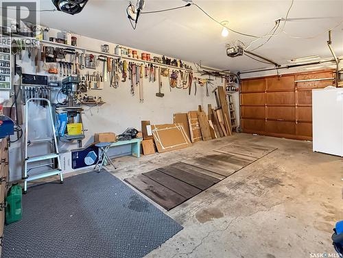 880 3Rd Avenue Ne, Swift Current, SK - Indoor Photo Showing Garage