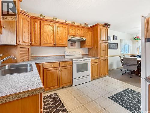 880 3Rd Avenue Ne, Swift Current, SK - Indoor Photo Showing Kitchen With Double Sink
