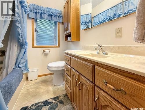 880 3Rd Avenue Ne, Swift Current, SK - Indoor Photo Showing Bathroom