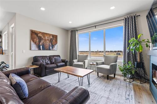 23 Murano Cove, Steinbach, MB - Indoor Photo Showing Living Room