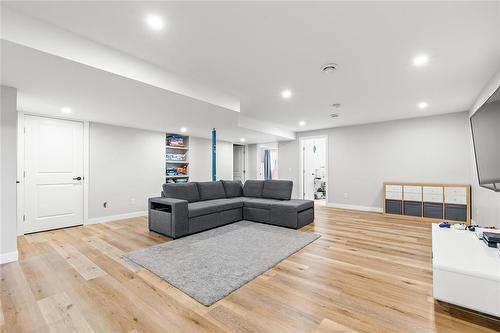 23 Murano Cove, Steinbach, MB - Indoor Photo Showing Living Room