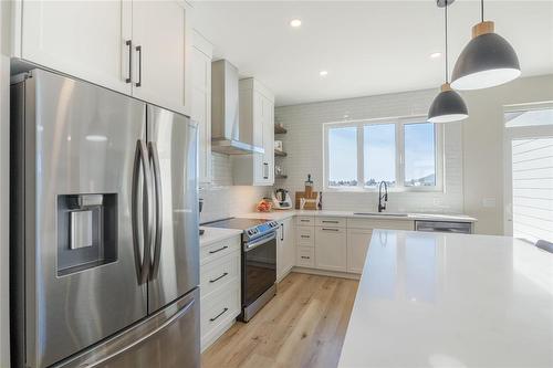 23 Murano Cove, Steinbach, MB - Indoor Photo Showing Kitchen With Upgraded Kitchen
