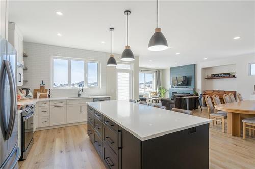 23 Murano Cove, Steinbach, MB - Indoor Photo Showing Kitchen With Upgraded Kitchen