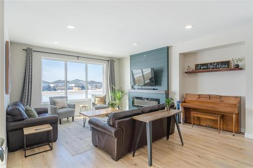 23 Murano Cove, Steinbach, MB - Indoor Photo Showing Living Room