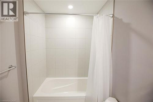 Full bathroom with shower / tub combo and toilet - 40 Pietz Avenue, Welland, ON - Indoor Photo Showing Bathroom