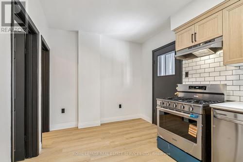 83 Barnesdale Avenue N, Hamilton, ON - Indoor Photo Showing Kitchen