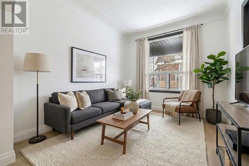 83 Barnesdale Avenue N, Hamilton, ON - Indoor Photo Showing Living Room