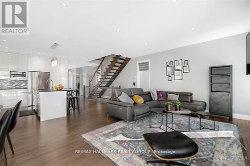 250 Richardson Avenue, Ottawa, ON - Indoor Photo Showing Living Room