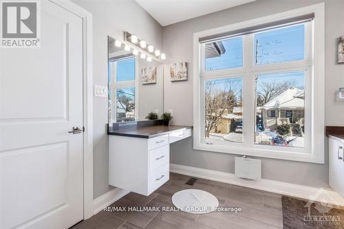 Make up vanity. - 250 Richardson Avenue, Ottawa, ON - Indoor Photo Showing Other Room