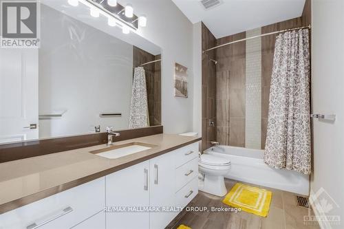 Main bathroom. - 250 Richardson Avenue, Ottawa, ON - Indoor Photo Showing Bathroom