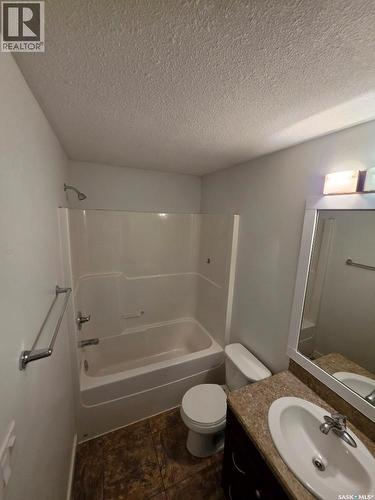 2067 Broder Street, Regina, SK - Indoor Photo Showing Bathroom