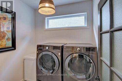 2113 Linkway Boulevard, London South (South A), ON - Indoor Photo Showing Laundry Room