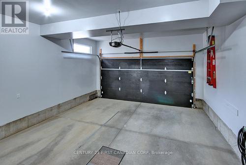 2113 Linkway Boulevard, London South (South A), ON - Indoor Photo Showing Garage