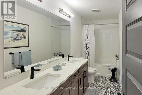 2113 Linkway Boulevard, London South (South A), ON - Indoor Photo Showing Bathroom