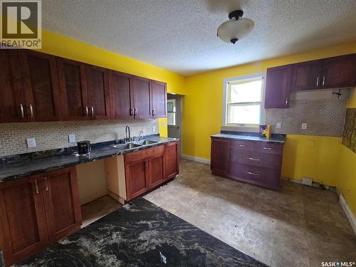 400 4Th Avenue E, Assiniboia, SK - Indoor Photo Showing Kitchen With Double Sink