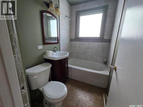 400 4Th Avenue E, Assiniboia, SK - Indoor Photo Showing Bathroom