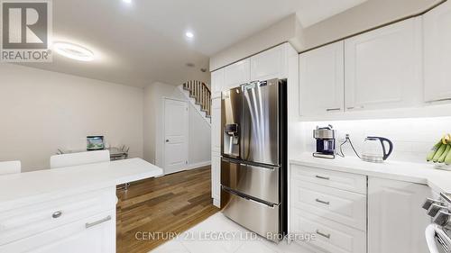 419 - 1400 The Esplanade North W, Pickering, ON - Indoor Photo Showing Kitchen