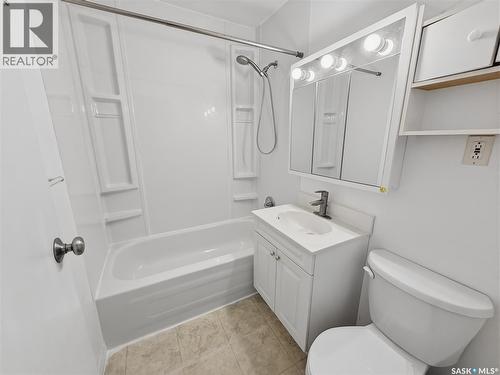 619 4Th Avenue Nw, Swift Current, SK - Indoor Photo Showing Bathroom