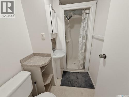 619 4Th Avenue Nw, Swift Current, SK - Indoor Photo Showing Bathroom