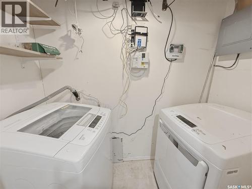 619 4Th Avenue Nw, Swift Current, SK - Indoor Photo Showing Laundry Room