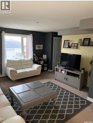 205 820 5Th Street Ne, Weyburn, SK - Indoor Photo Showing Living Room