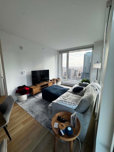 Salon - 2105-950 Rue St-Antoine O., Montréal (Ville-Marie), QC - Indoor