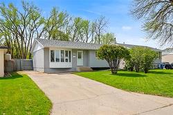 69 Tomlinson AVE  Winnipeg, MB R2K 3K8