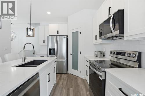 194 Sharma Lane, Saskatoon, SK - Indoor Photo Showing Kitchen With Stainless Steel Kitchen With Double Sink With Upgraded Kitchen