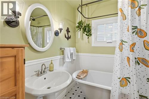 16 Burris Street, Hamilton, ON - Indoor Photo Showing Bathroom