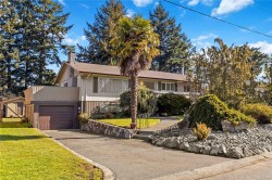 4418 Chartwell Dr Saanich, BC V8N 2R3