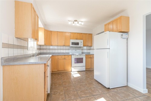 2148 Dodds Rd, Nanaimo, BC - Indoor Photo Showing Kitchen