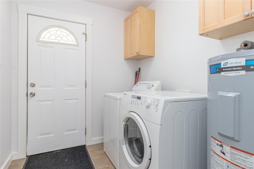 2148 Dodds Rd, Nanaimo, BC - Indoor Photo Showing Laundry Room
