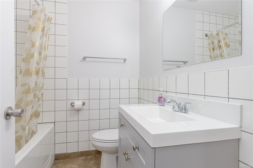 2148 Dodds Rd, Nanaimo, BC - Indoor Photo Showing Bathroom
