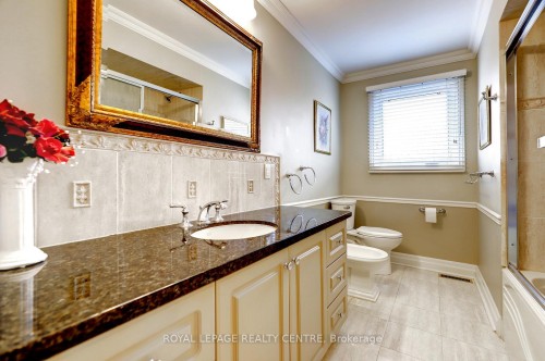 2405 Rosemary Drive, Mississauga, ON - Indoor Photo Showing Bathroom