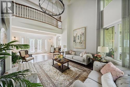 12 Deer Run, Uxbridge, ON - Indoor Photo Showing Living Room