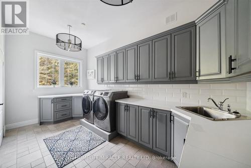 12 Deer Run, Uxbridge, ON - Indoor Photo Showing Laundry Room