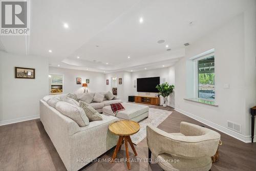 12 Deer Run, Uxbridge, ON - Indoor Photo Showing Living Room With Fireplace