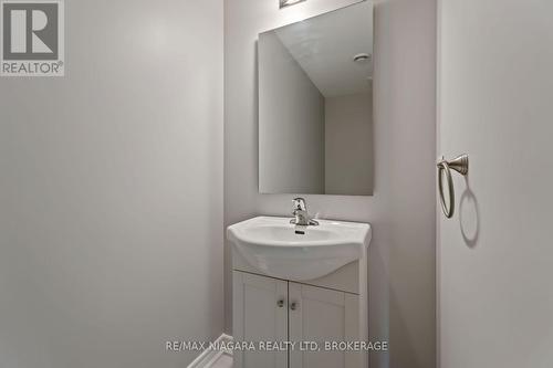 81 Grove Street, Welland (Welland Downtown), ON - Indoor Photo Showing Bathroom
