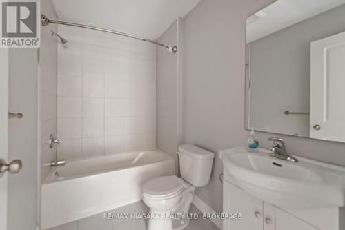 81 Grove Street, Welland (Welland Downtown), ON - Indoor Photo Showing Bathroom