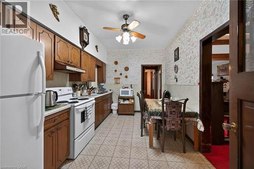 96 Barnesdale Boulevard, Hamilton, ON - Indoor Photo Showing Kitchen