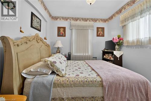 96 Barnesdale Boulevard, Hamilton, ON - Indoor Photo Showing Bedroom