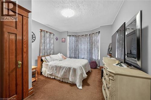96 Barnesdale Boulevard, Hamilton, ON - Indoor Photo Showing Bedroom