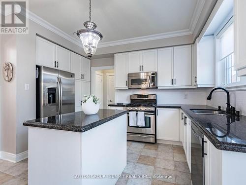 7123 Gillespie Lane, Mississauga, ON - Indoor Photo Showing Kitchen With Upgraded Kitchen