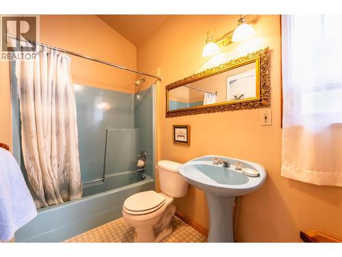 1896 3A Highway, Nelson, BC - Indoor Photo Showing Bathroom