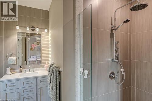 100 Seneca Drive, Ancaster, ON - Indoor Photo Showing Bathroom