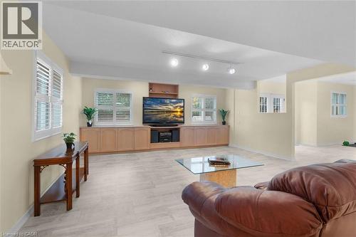 Living area featuring baseboards and track lighting - 90 Westlawn Drive, Hamilton, ON - Indoor