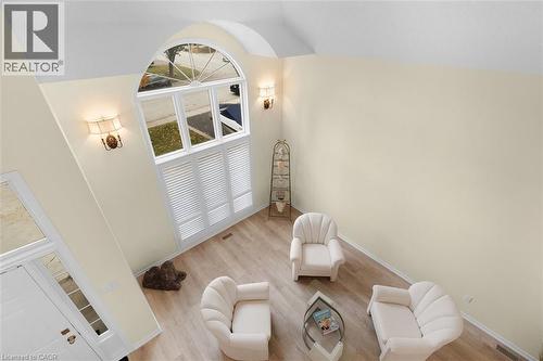 Sitting room with light wood-style floors and vaulted ceiling - 90 Westlawn Drive, Hamilton, ON - Indoor Photo Showing Other Room