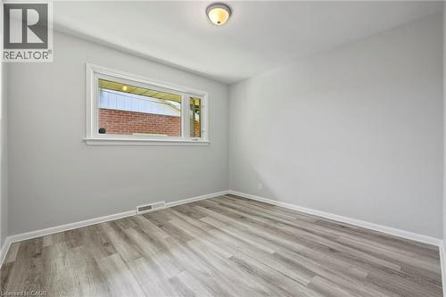 Spare room with light wood-style floors and baseboards - 40 Bertram Drive, Dundas, ON - Indoor Photo Showing Other Room