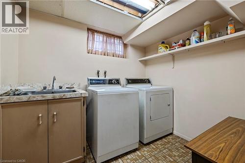 Laundry area featuring washer and dryer and baseboards - 40 Bertram Drive, Dundas, ON - Indoor Photo Showing Laundry Room