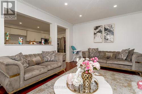 891 Stonebridge Avenue, Mississauga, ON - Indoor Photo Showing Living Room